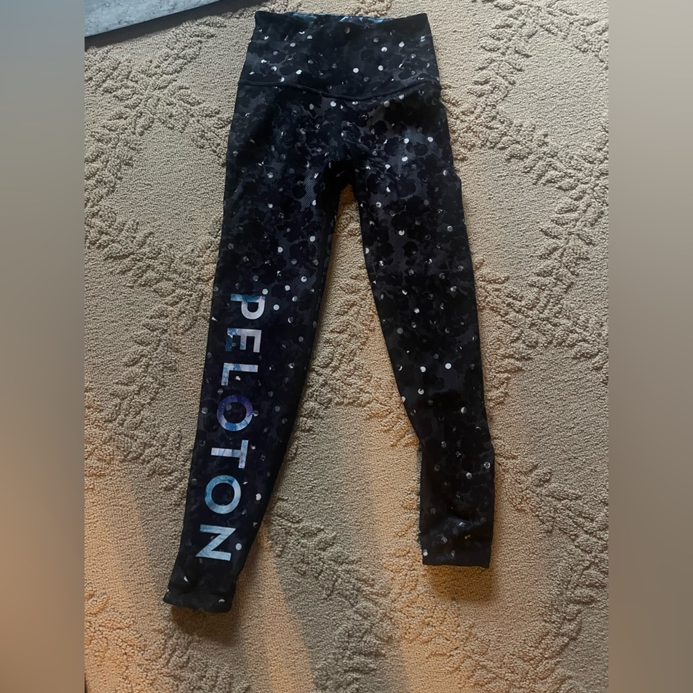 Peloton  Black and Blue reversible Patterned Leggings size small WITH